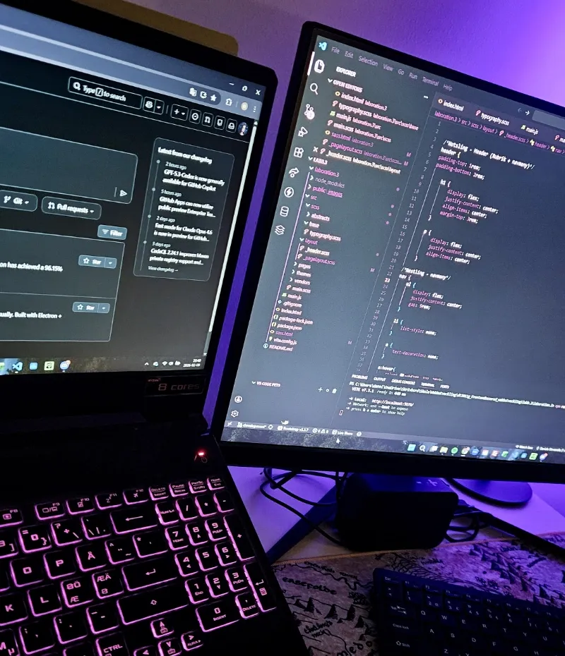 Två dataskrämar som visar ett kodprojekt